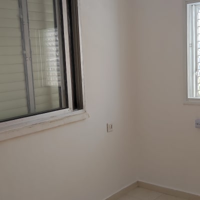 חלון עם מסגרת מתכת על קיר לבן