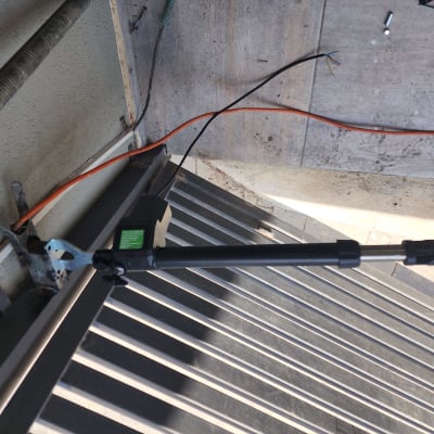 מנוע חשמלי מותקן על שער מתכת