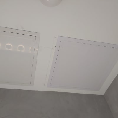 שני לוחות גבס בתקרה עם מסגרות לבנות