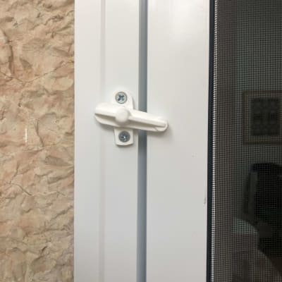 מסגרת אלומיניום עם ידית לבנה וברגים