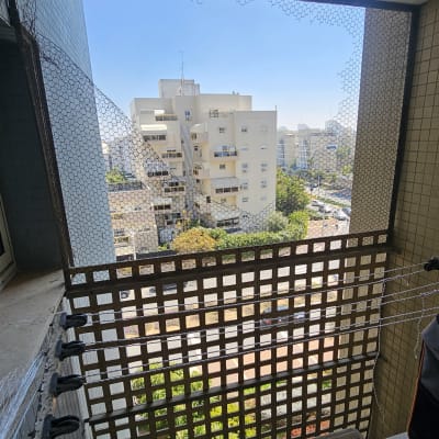 רשת מתכת מותקנת למניעת כניסת יונים במרפסת