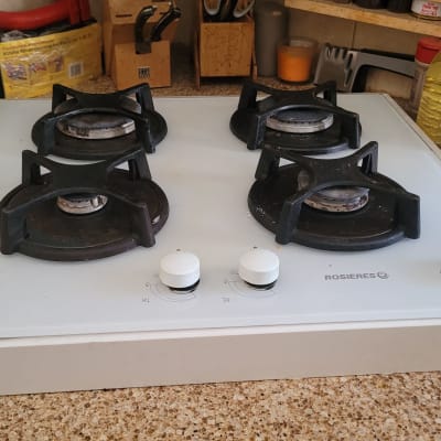 כיריים גז במטבח עם כלים ושמן