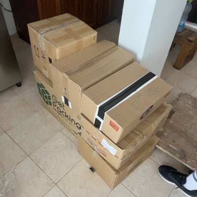 קופסאות קרטון על רצפת מטבח