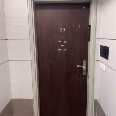 דלת עץ חומה עם מספר 29 ומנעול כסוף