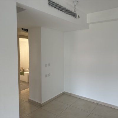 קיר לבן חלק עם תאורה טבעית