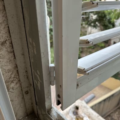 חלון אלומיניום פתוח עם תריסים לבנים