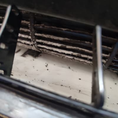 סורגי מזגן מלוכלכים עם אבק ולכלוך