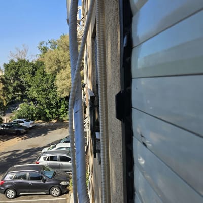 צנרת מיזוג אוויר מבודדת המועברת לאורך קיר חיצוני של בניין