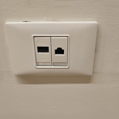 שקע רשת עם שני חיבורים על קיר