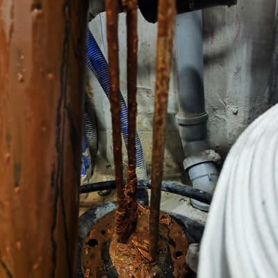 חלקי דוד שמש עם חלודה ולכלוך