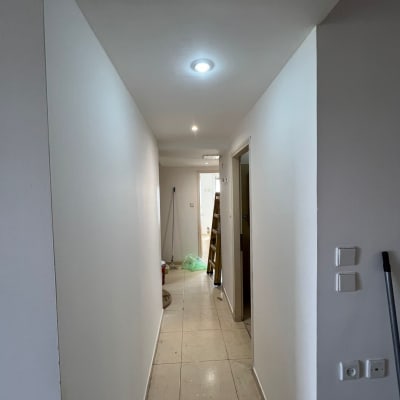 מסדרון עם סולם, דלי צבע וכלי עבודה לריצוף