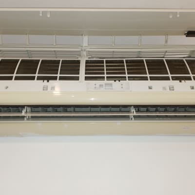 מזגן מפורק עם מכסה פתוח ורשתות פנימיות