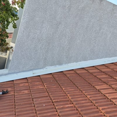 גג רעפים עם כלי עבודה על הגג