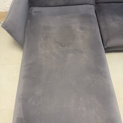 ספה אפורה עם כתמים ולכלוך על המושב