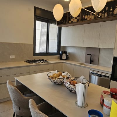 מטבח מודרני עם כלים ומכשירים על השיש