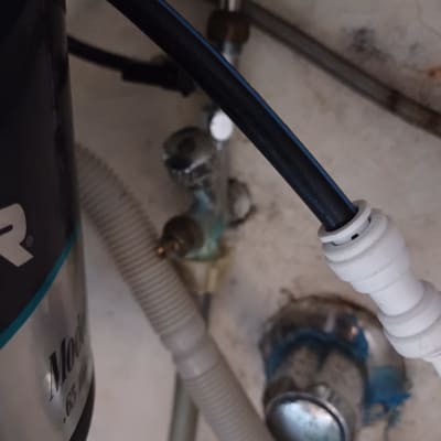 צינורות ומחברים מתחת לכיור