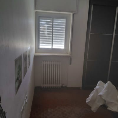 התקנת חלון הזזה מאלומיניום לבן עם תריס בחדר מגורים
