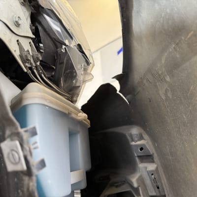 תמונה של חלקי רכב ומיכל נוזל