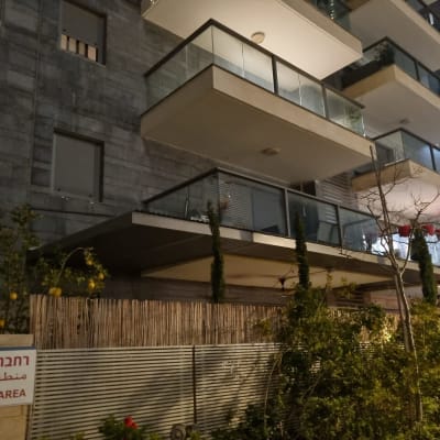 מרפסת עם מעקה זכוכית וצמחייה