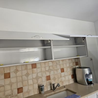 ארונות מטבח פתוחים מעל כיור ומכונת קפה