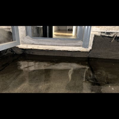 איטום סביב חלון עם מים עומדים