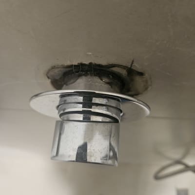 חיבור צינור מתכת עם סימני דליפה