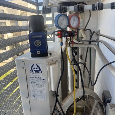 מדחס ומד לחץ בעבודת מיזוג אוויר על גג