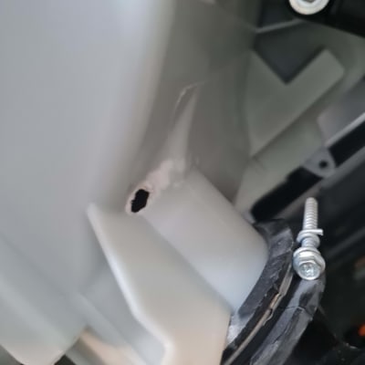 חלק פלסטיק עם חור וברגים מתכתיים