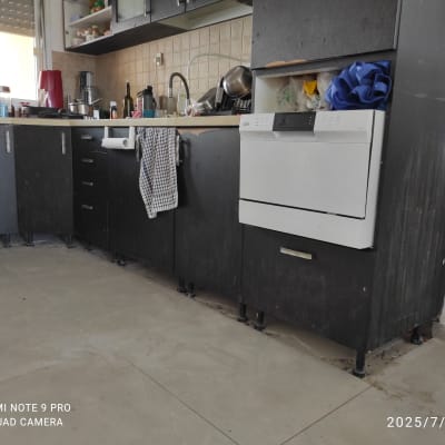 מטבח עם ארונות כהים ומדיח כלים לבן