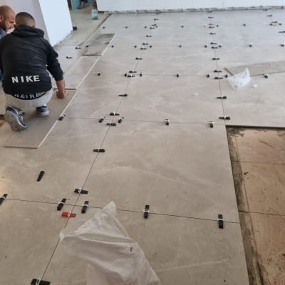 הנחת אריחי רצפה עם מרווחים וכלי עבודה