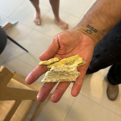 יד מחזיקה שברי צינור או חומר בנייה