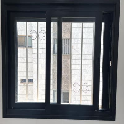 חלון עם מסגרת שחורה וברזל דקורטיבי