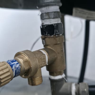 חיבורים וצינורות של מערכת חימום מים