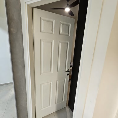 דלת לבנה פתוחה עם קיר צבוע בצבע אפור