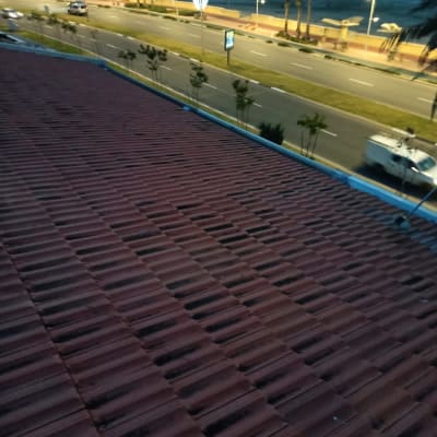 גג רעפים חום עם שיפוע קל