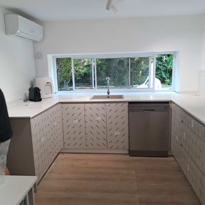 חלון אלומיניום במטבח מודרני עם כיור וברז