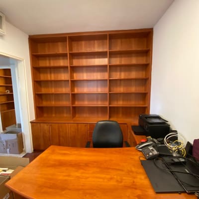 שולחן עץ עם מדפים ריקים, טלפון ומדפסת