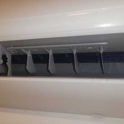 תריסי מזגן פתוחים עם להבים פנימיים