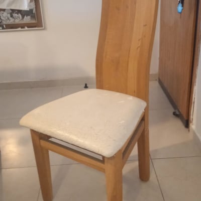 כיסא עץ עם ריפוד בהיר על המושב