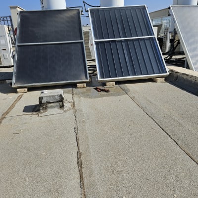 שני קולטי שמש מותקנים על גג שטוח