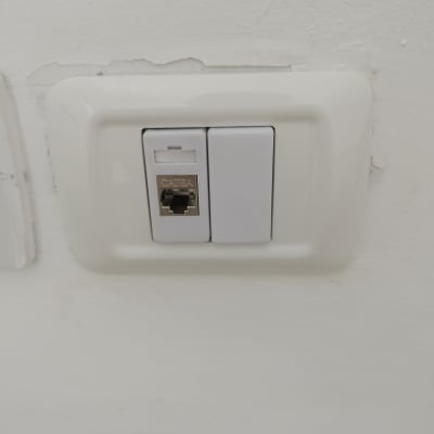 שקע רשת CAT6A בקיר לבן
