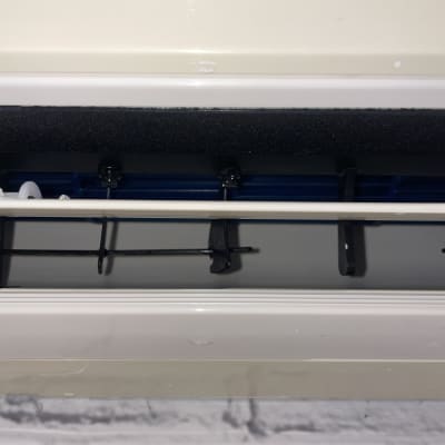 חלק פנימי של מזגן עם תריסים פתוחים