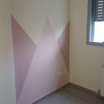 קיר צבוע בצורות גיאומטריות ורודות