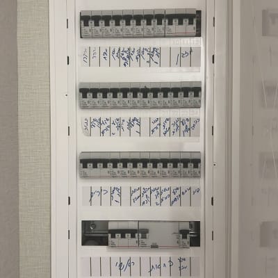 לוח חשמל עם מפסקים ותוויות בעברית