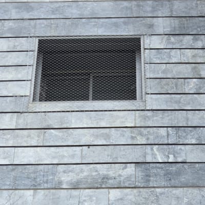 רשת על חלון למניעת כניסת יונים