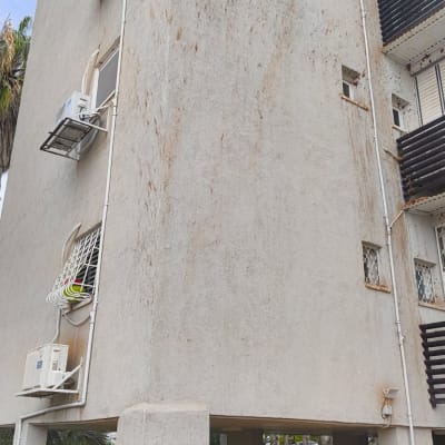 בניין עם מזגנים מותקנים על הקיר החיצוני