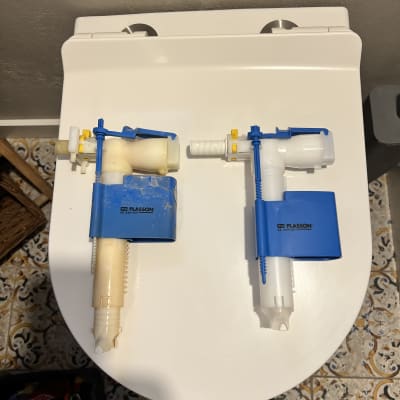 שני חלקי פלסטיק כחולים על מכסה אסלה