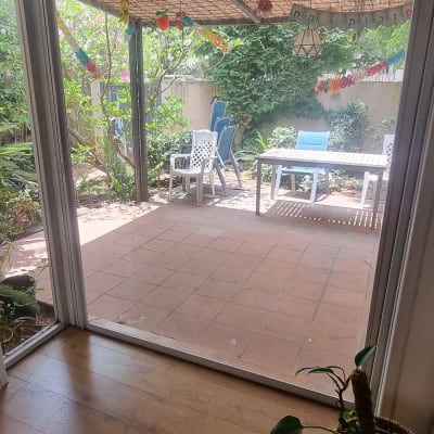 דלת זכוכית גדולה עם נוף לגינה ירוקה