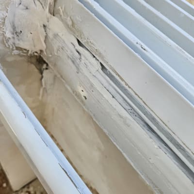 תריסים צבועים בלבן עם שכבת צבע מתקלפת