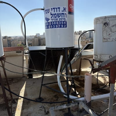 דוד שמש על גג עם צינורות וחיבורים